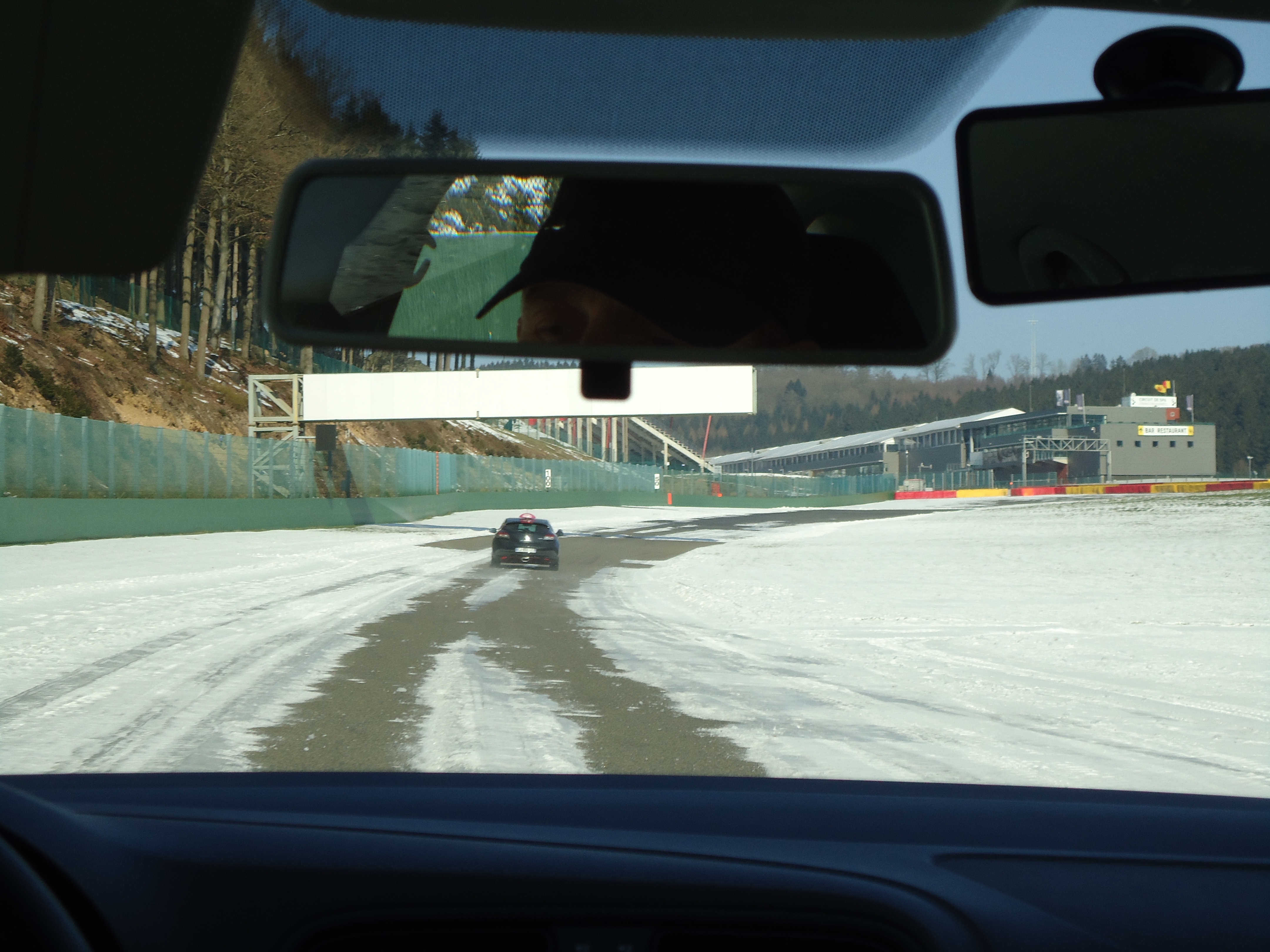 La piste enneigée vue à travers le pare-brise. On suit la Megane.